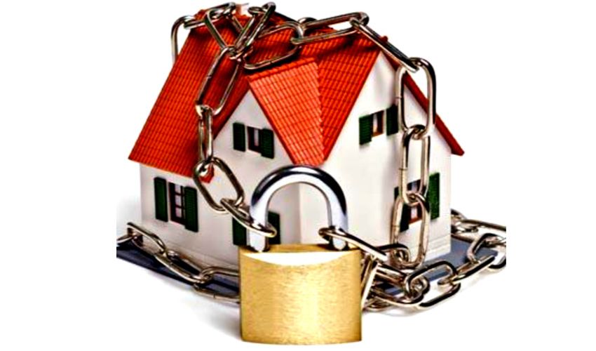 Gekeurde cilinder met stevig beslag bij een huis in Spijkenisse